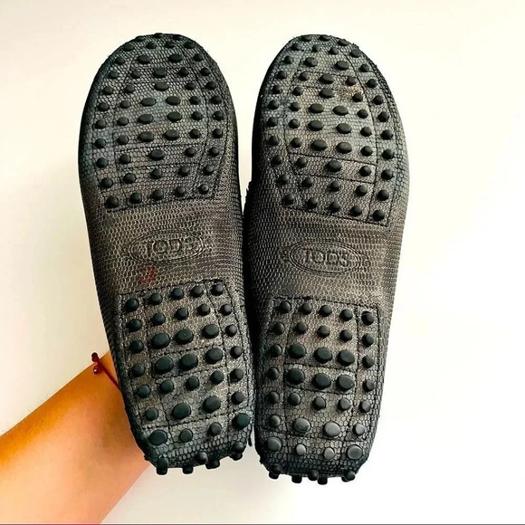 TOD’S Gommino Textured Leather Loafers - Picture 9 of 9